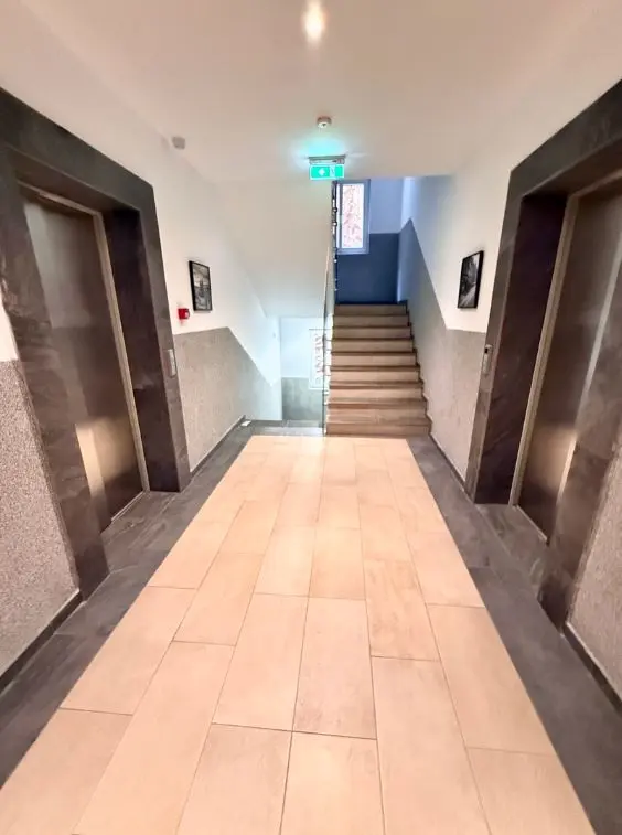 Kompleks posjeduje dva lifta