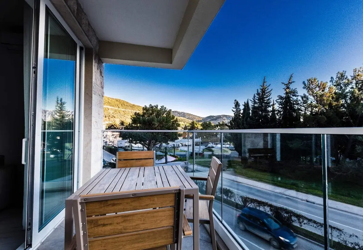 Stanovi u zavisnosti od polozaja posjeduju pogled na more