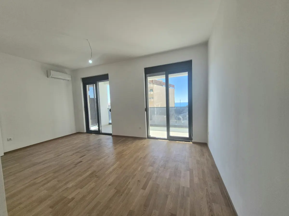 Dnevni boravak posmatrano iz kuhinje sa izlazima na terasu