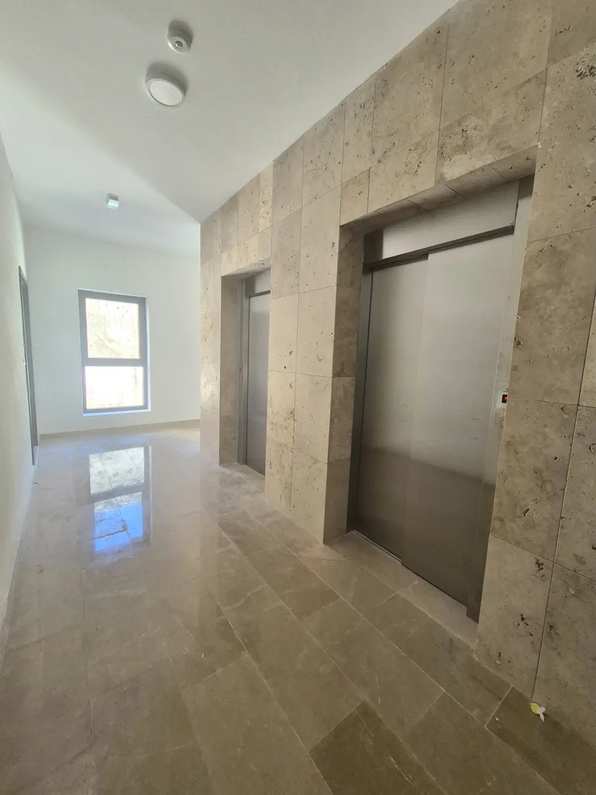 Objekat posjeduje dva lifta