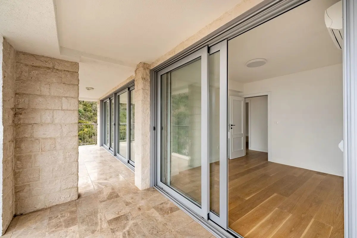 Dnevni boravak ima izlaz na prostranu terasu sa koje se pruza pogled na more