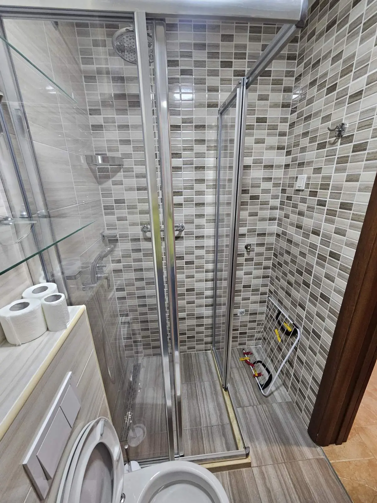 Dio kupatila sa tus kabinom