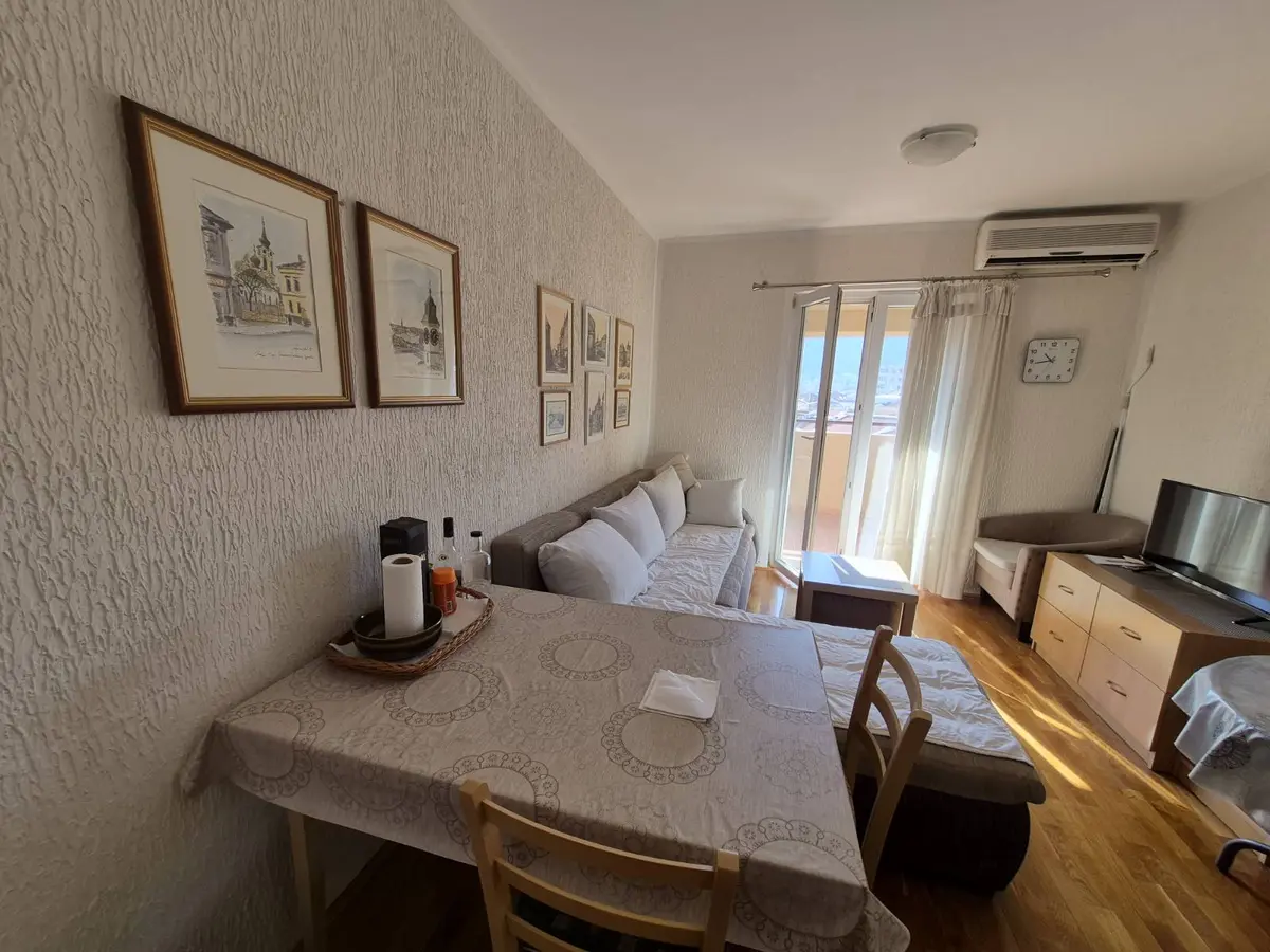 Dnevni boravak posmatrano iz kuhinje