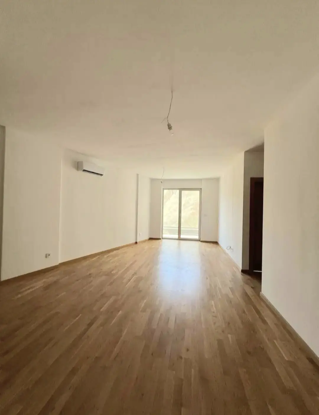 Dnevni boravak posmatrano sa ulaznih vrata