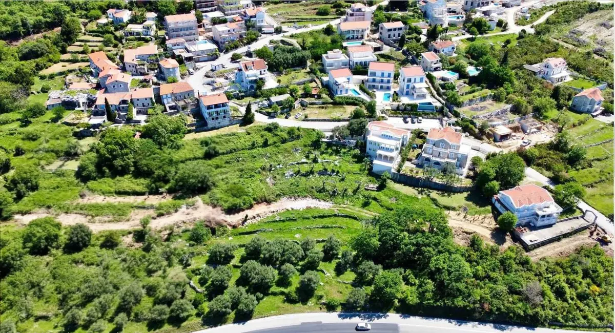 Zemljiste se nalazi u naseljenom dijelu Blizikuca i donje ga vodi asfaltirani put