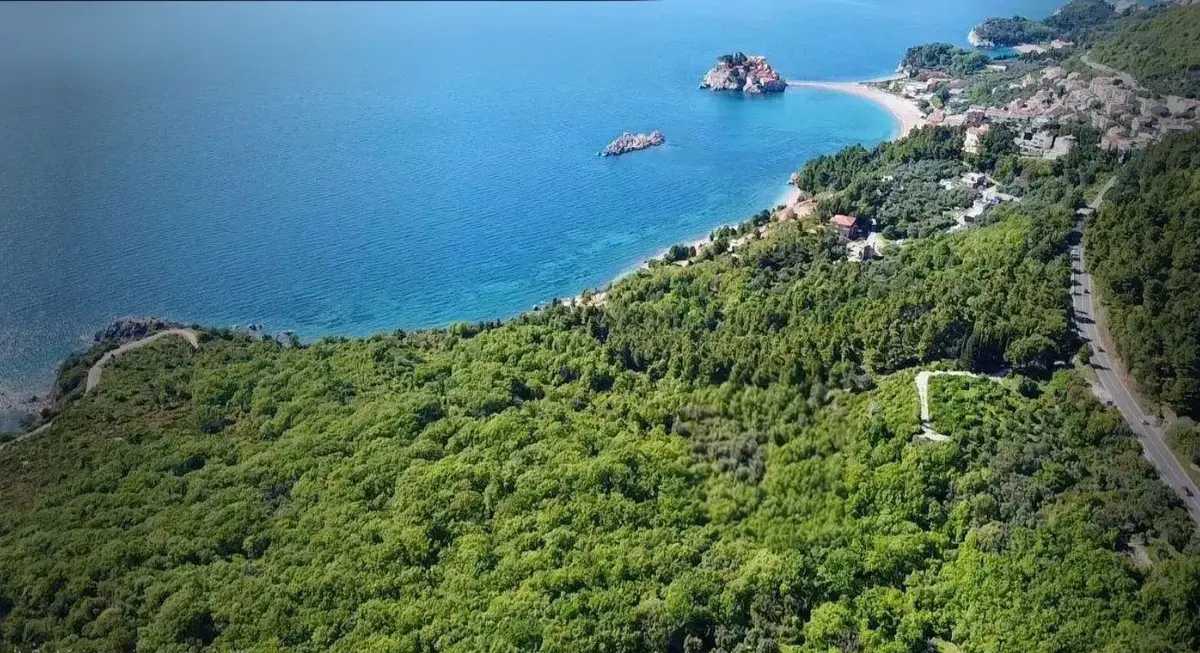 Zemljiste posjeduje panoramski pogled na more