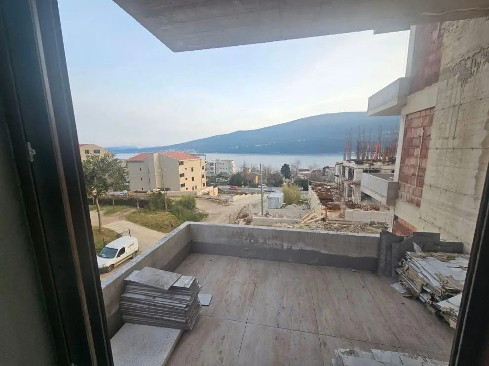 Stan posjeduje veliku terasu sa koje se pruzatrajan pogled na  more