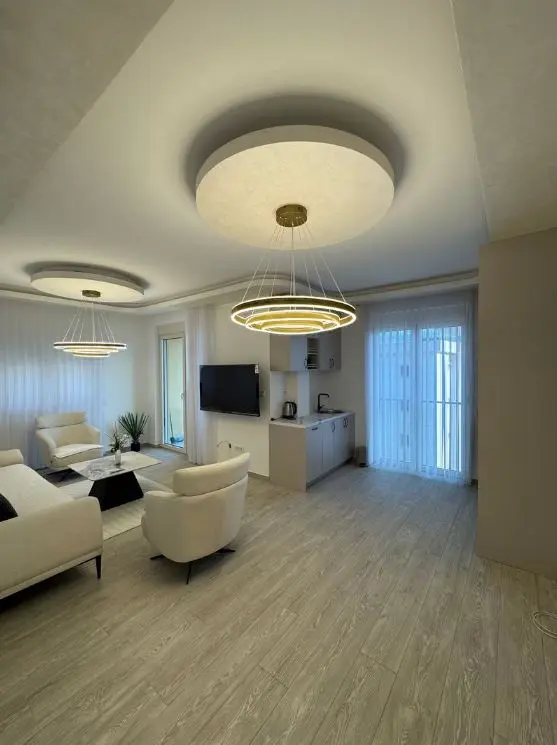 Dnevni boravak sa kuhinjom i trpezarijom