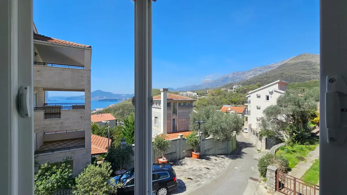 Stan posjeduje bocni pogled na more