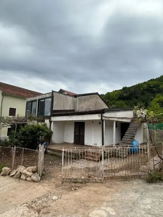 Nekretnini je potrebna renovacija, postoji mogucnost nadogradnje