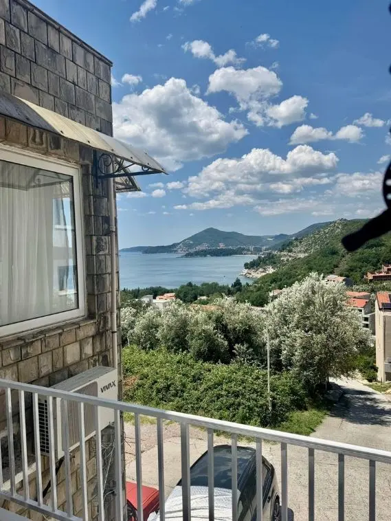 Sa terase se pruza pogled na more