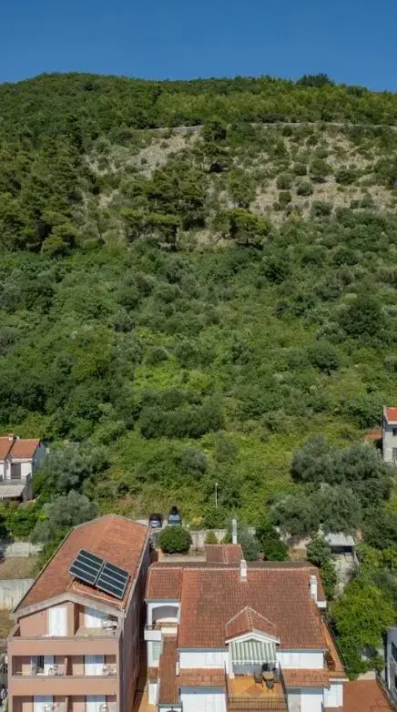 Zemljiste posjeduje UT uslove za izgradnju