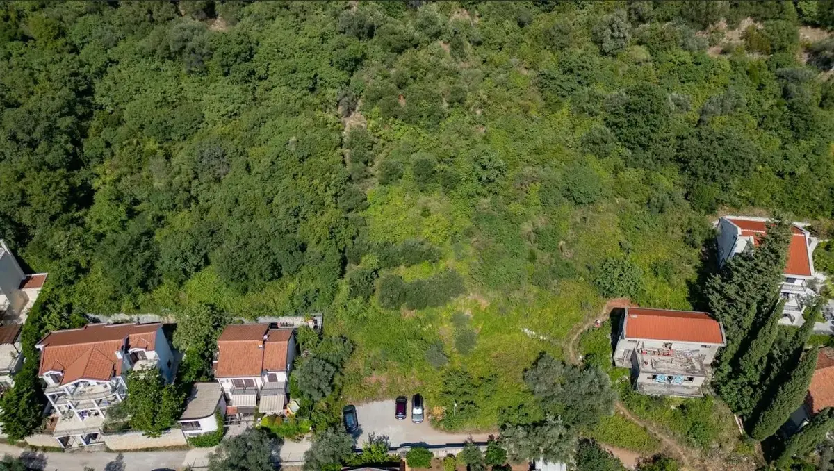 Zemljiste posjeduje ukupnu povrsinu od 900m2 i kaskadno je postavljeno