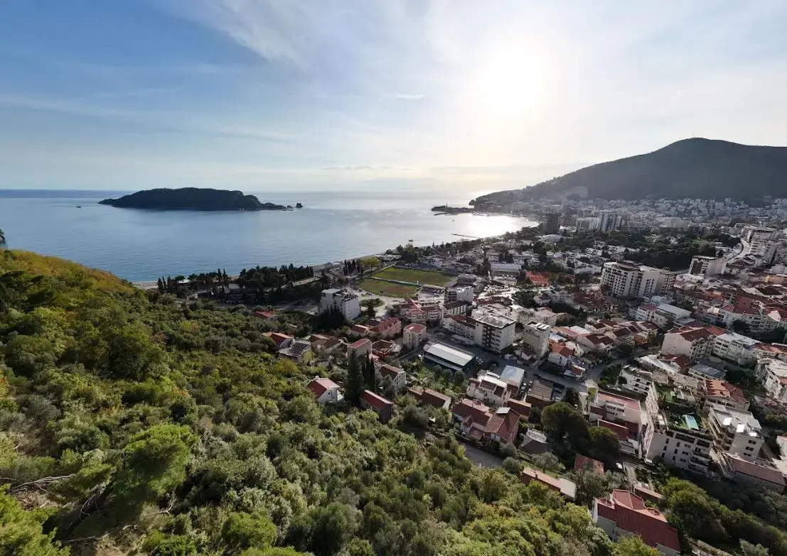 Posjeduje panoramski pogled na more