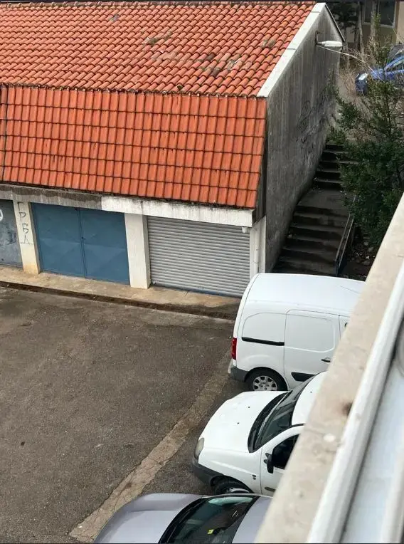 Postoji mogucnost kupovine garaznog mjesta
