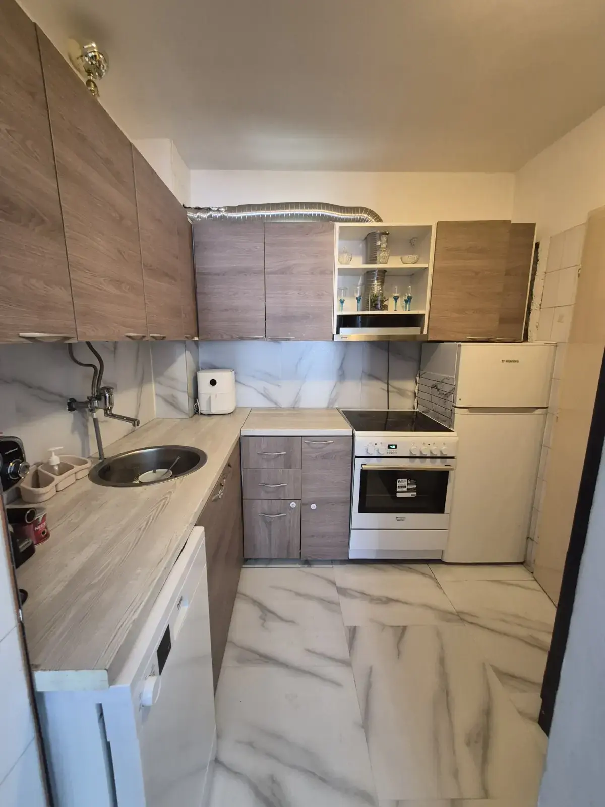Kuhinja koja je u potpunosti opremljena