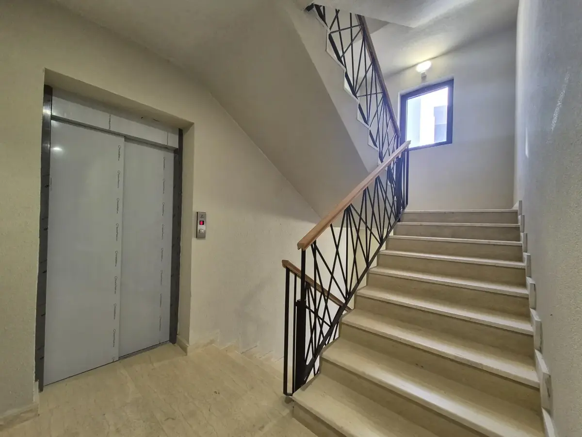 Zgrada posjeduje lift