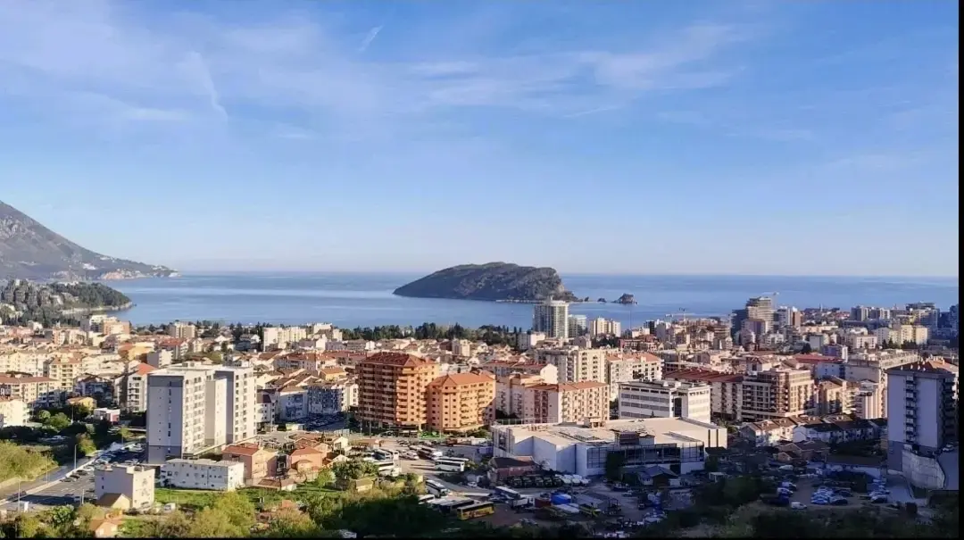 Stan posjeduje panoramski pogled na more
