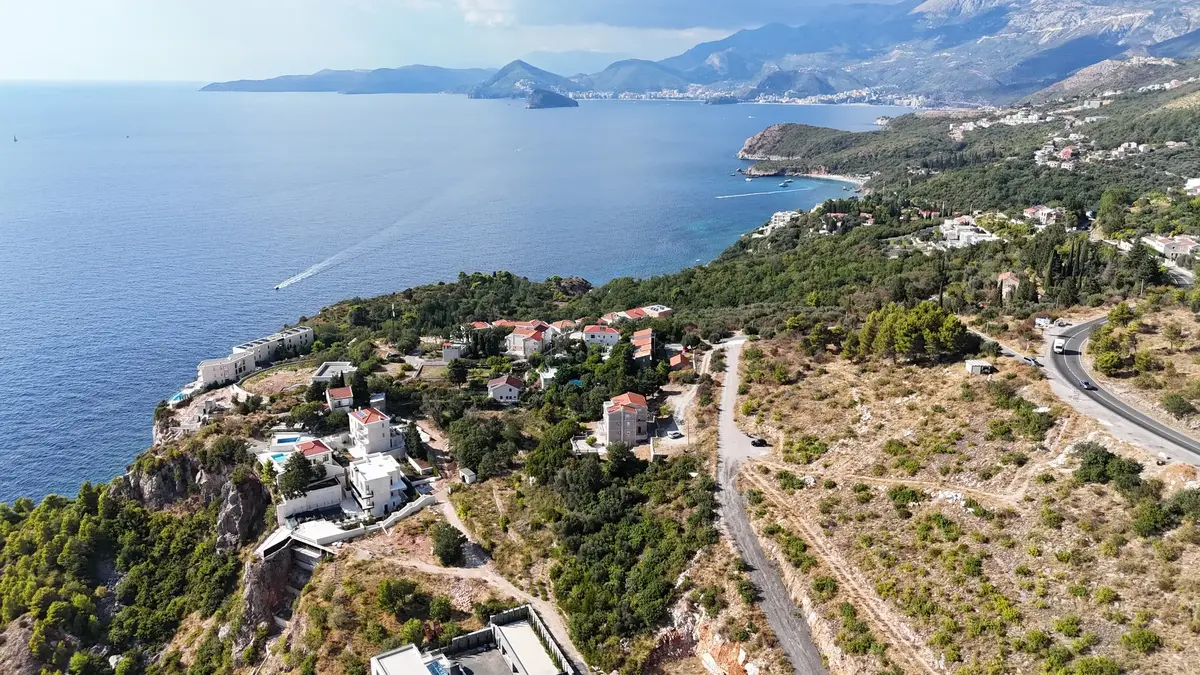 Posjeduje dozvolu za izgradnju objekta bruto povrsine 330m2