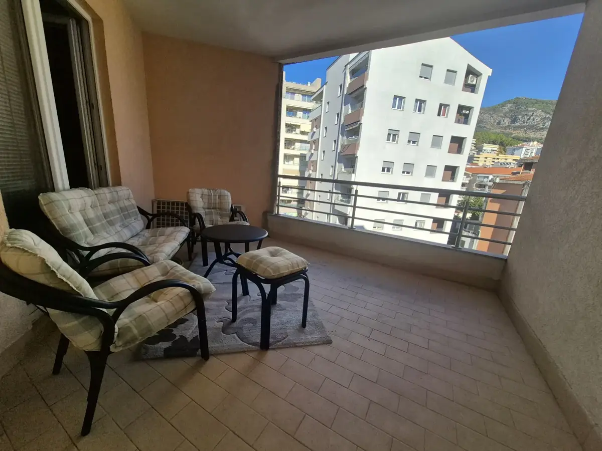 Posjeduje veliku terasu