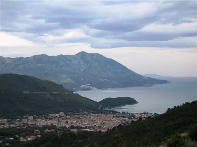 Pogled sa placa na Budvu i Zavalu