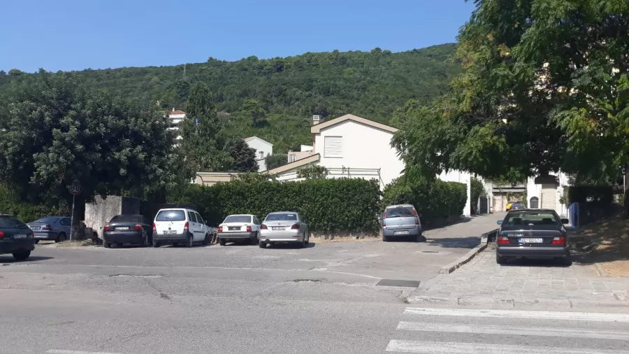 Spoljasnji izgled kuce pored koje se nalazi i javni parking