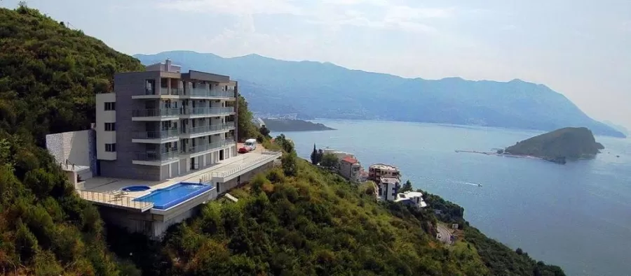 Nalaze se u podrucju gdje su smjestene ekskluzivne vile i apartmani kao i buduci golf tereni