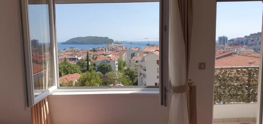 Stan i iz spavace sobe posjeduje pogled na more