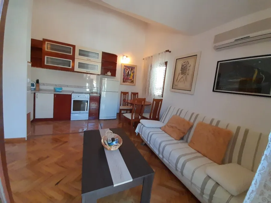 Dnevni boravak sa kuhinjom i trpezarijom