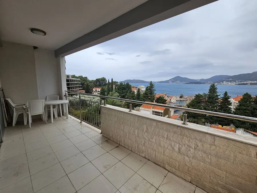Sa terase se pruza panoramski pogled na more