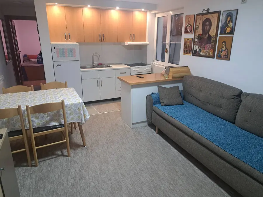 Dnevni boravak sa kuhinjom i trpezarijom Dnevni boravak sa kuhinjom i trpezarijom