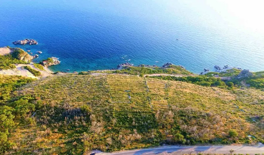 Zemljiste zauzima povrsinu od 8.000m2