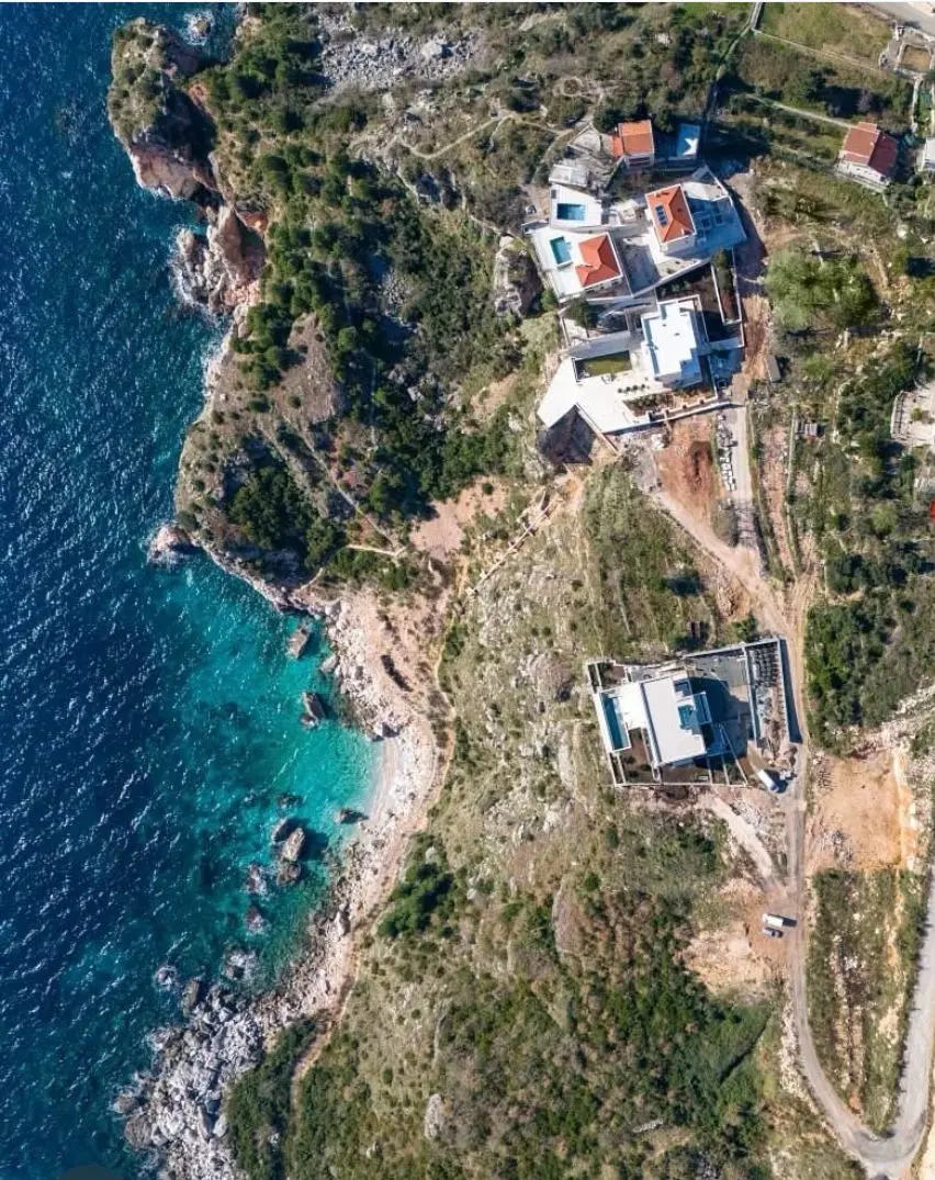 Zemljiste je urbanizovano i nalazi se na samoj obali mora
