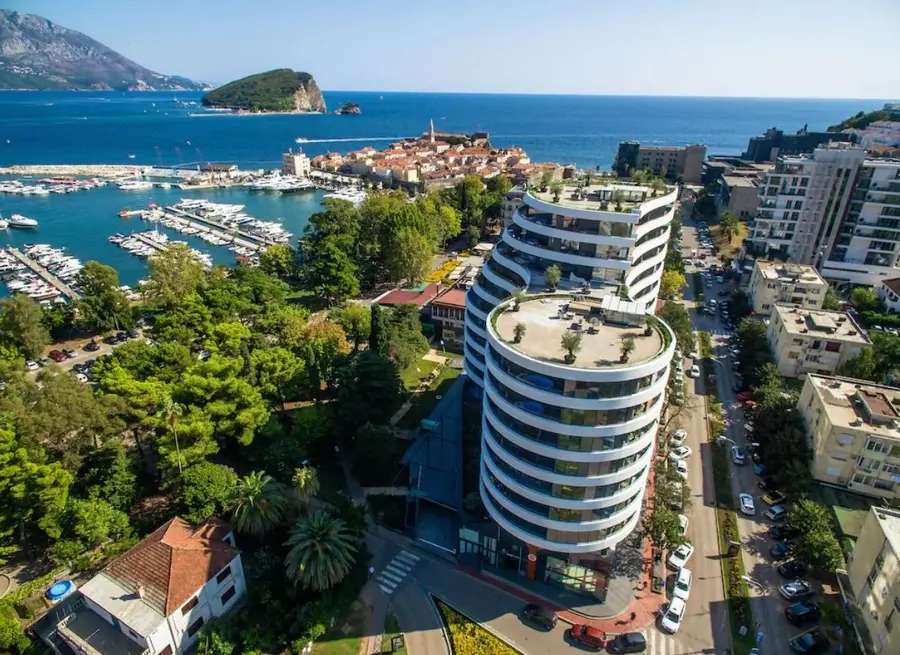 Stan se nalazi u Mediteranskoj ulici koja vodi prema Starom gradu