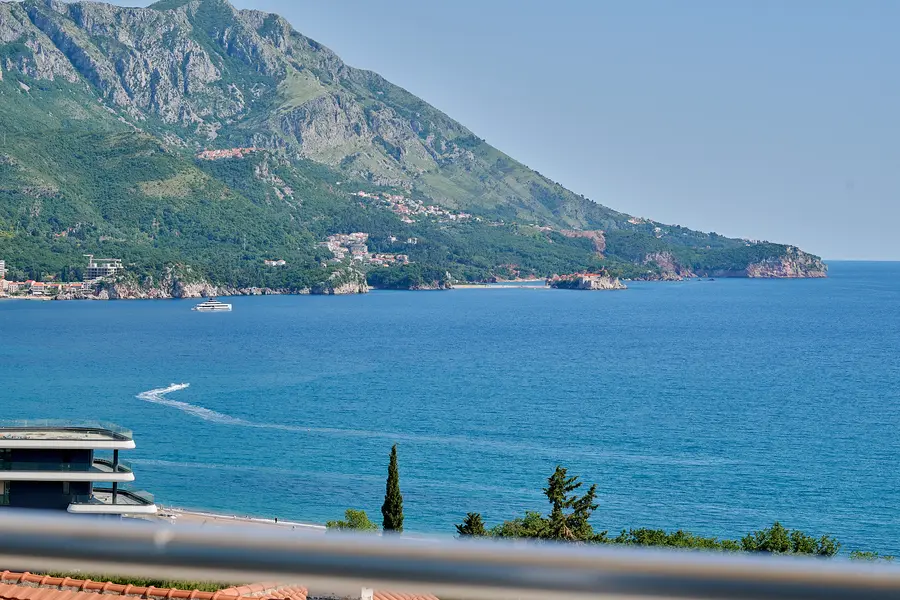 Stan posjeduje panoramski pogled na more