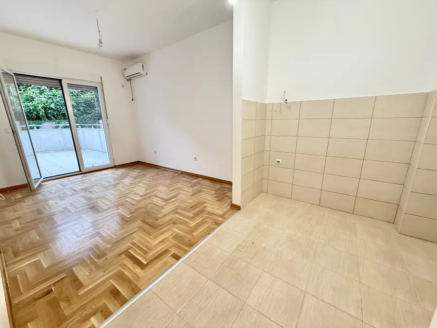 Dnevni boravak posmatrano iz kuhinje
