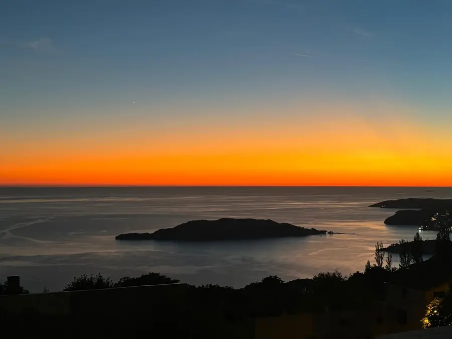 Vile posjeduju panoramski pogled na more i Budvu