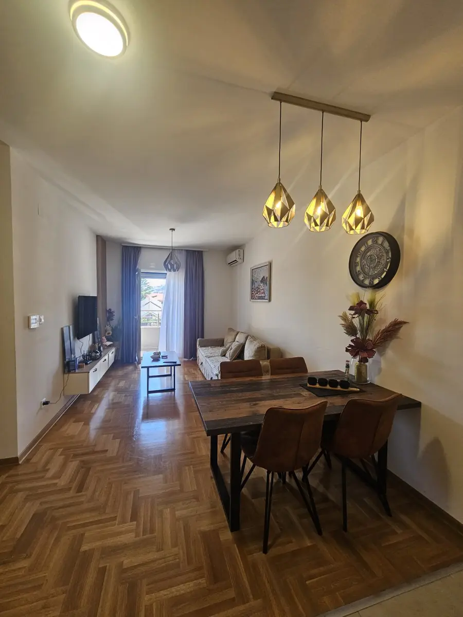 Dnevni boravak posmatrano iz kuhinje