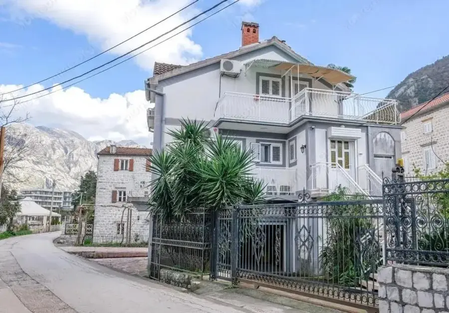 Zauzima  povrsinu od 150m2