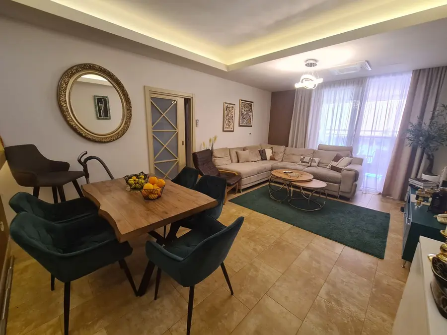 Dnevni boravak posmatrano sa ulaznih vrata