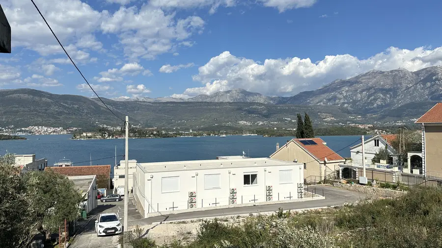 Kuca posjeduje otvoren pogled na more