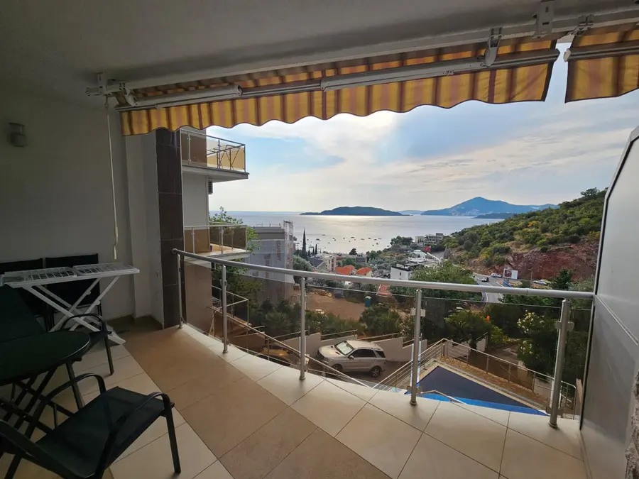 Terasa sa koje se pruza pogled na more