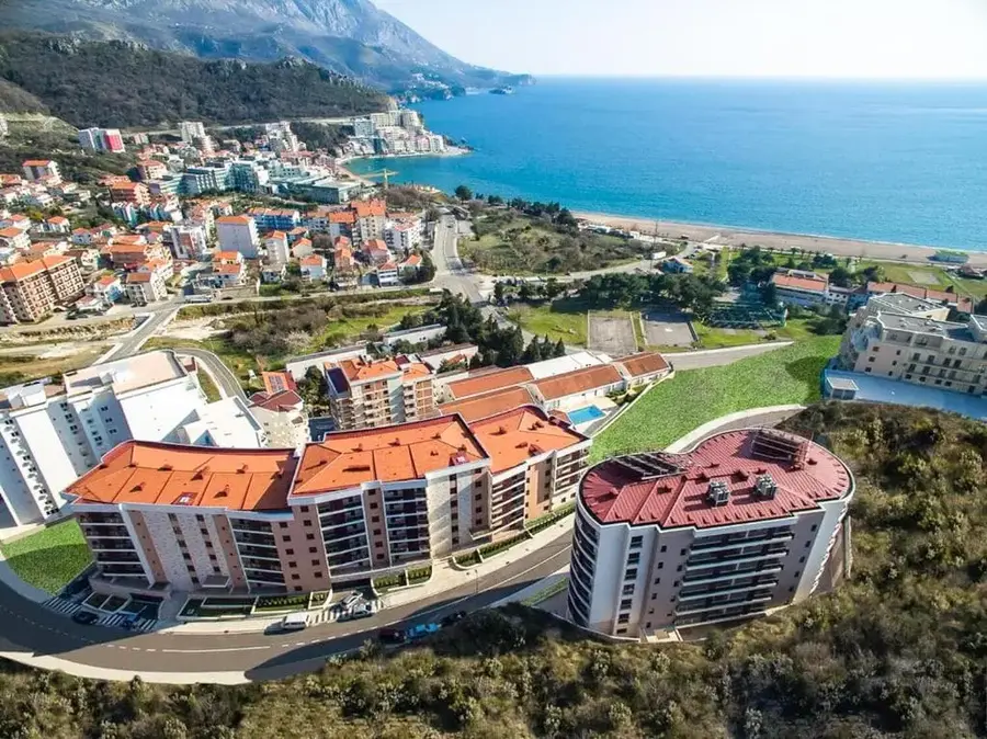 Stan se nalazi u kompleksu Anatolija na oko 300 m udaljenosti od mora