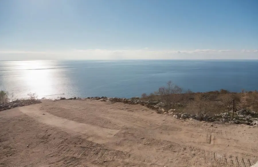 Posjeduje dozvolu za izgradnju objekta bruto povrsine 2555m2