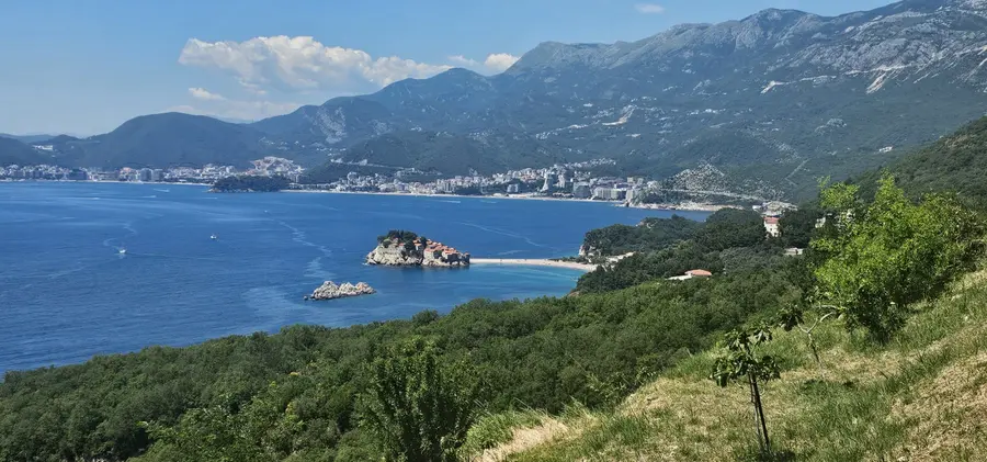 Blago je kaskadno postavljeno i posjeduje pogled na more
