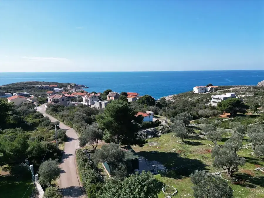 Zemljiste posjeduje pogled na more